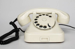 Iskrin telefon serije ATA 10 je bil na voljo v črni in beli barvi, čisto tako kot iphone